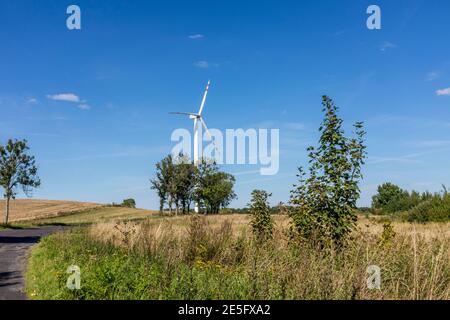 Windturbine in der Landschaft von Nordpolen in der Nähe gesetzt Die Ostseeküste Stockfoto