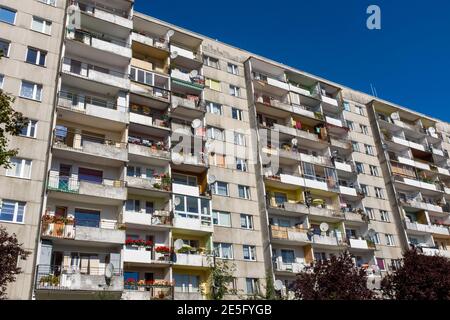 Wohnblocks aus der kommunistischen Ära in Kolobrzeg an der Ostseeküste Zu Polen Stockfoto