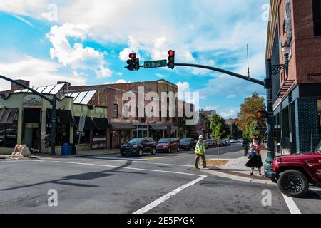 Asheville, North Carolina/USA - 6. September 2018: College Street in der Innenstadt von Asheville. Fußgänger an einem Fußgängerüberweg und Verkehr in der Altstadt Stockfoto