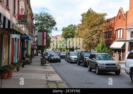 Asheville, North Carolina/USA-6. September 2018: Blick auf Geschäfte und Verkehr auf einer Straße in der Innenstadt von Ashville. Stockfoto