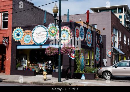 Asheville, North Carolina/USA-6. September 2018: Willow's Dream, ein farbenfrohes, eklektisches Schaufenster in der Innenstadt von Asheville. Stockfoto