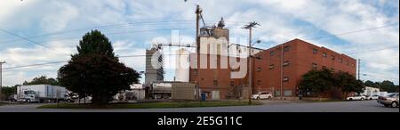 Statesville, North Carolina/USA-5. September 2018: Produktionsstätte für Tierfutter für Bartlett Milling Company in der Innenstadt von Statesville. Stockfoto