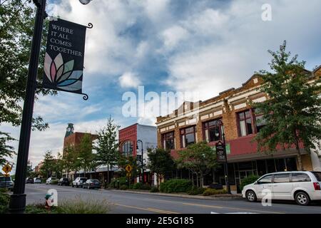 Statesville, North Carolina/USA-5. September 2018: Das historische Stadtzentrum von Statesville an einem warmen Sommerabend. Stockfoto