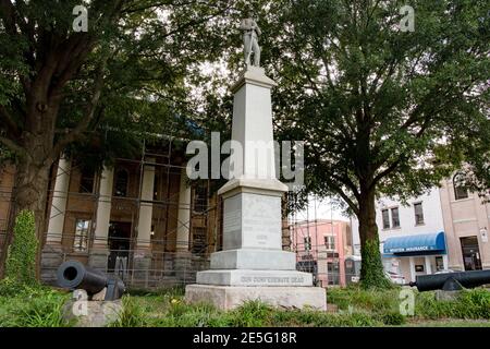 Statesville, North Carolina/USA-5. September 2018: Iredell County Confederate Memorial vor dem Gerichtsgebäude zusammen mit Kanonen zu beiden si gefunden Stockfoto