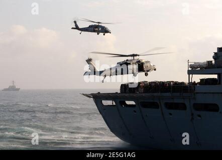 MH-60S Sea Hawk Hubschrauber bereiten Ladung 131009 zu heben Stockfoto