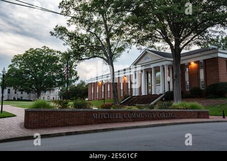 Statesville, North Carolina/USA-5. September 2018: Aufnahme in der Abenddämmerung des historischen Mitchell Community College, das ursprünglich 1852 als gechartert wurde Stockfoto