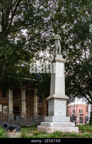 Statesville, North Carolina/USA-5. September 2018: Vertikales Bild des Iredell County Confederate Memorial vor dem Gerichtsgebäude. Das ist Mo Stockfoto