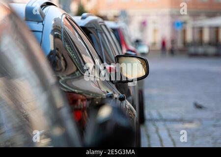 Reihen von verschiedenen Autos geparkt entlang der Straße in überfüllten Stadt Stockfoto