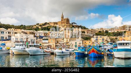 Hafen der Insel Gozo mit seinen Fischerbooten, in Malta im äußersten Süden Europas Stockfoto