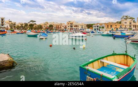 Kleines Fischerdorf mit seinen typischen Booten, auf der Insel Malta Stockfoto