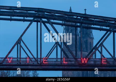 Magdeburg, Deutschland. Januar 2021. Blick auf die historische Liftbrücke. Dahinter sieht man die Kathedrale. Quelle: Stephan Schulz/dpa-Zentralbild/ZB/dpa/Alamy Live News Stockfoto