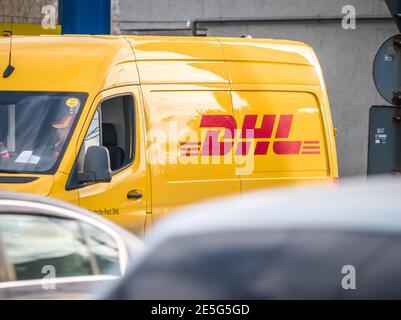 Bukarest Rumänien - DHL Internationaler Kurierwagen in traffci auf den Straßen von Bukarest. Stockfoto