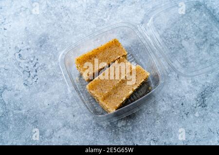 Take Away Dessert Plain oder Kesar favorisierte Grieß Halwa Sooji ka Helva oder Sweet Rava Sheera oder shira - Inder festival süß aus Milch Safrannuss Stockfoto