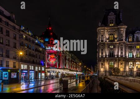 Paris, Frankreich - 14. Dezember 2020: Nachtansicht des berühmten Kaufhauses Bazar de l'Hotel de Ville (BHV) Marais in der Rue de Rivoli in Paris, Franc Stockfoto