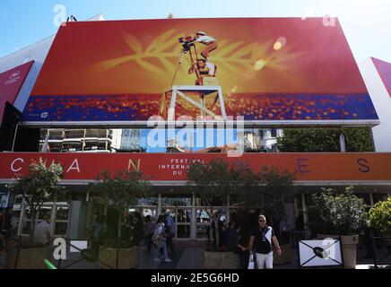 Gana, Frankreich. Mai 2019. Datei Foto zeigt das riesige offizielle Plakat der 72. Cannes Film Festival vor dem Palais des Festivals in Cannes, Frankreich, 13. Mai 2019. Die Ausgabe 2021 des Filmfestivals von Cannes wird wegen der Coronavirus-Pandemie auf Juli verschoben, sagten die Organisatoren am Mittwoch. Kredit: Gao Jing/Xinhua/Alamy Live Nachrichten Stockfoto