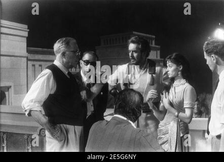 Regisseur KING VIDOR TYRONE POWER und MARISA PAVAN am Set Candid mit Film Crew während der Dreharbeiten zu SOLOMON UND SHEBA 1958 unvollendete Version Regisseur KÖNIG VIDOR Edward Small Productions / United Artists Stockfoto