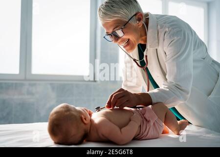 Kinderarzt Arzt untersucht Baby. Gesundheitswesen, Menschen, Untersuchungskonzept Stockfoto