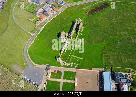 Luftaufnahme der schönen Stadt Whitby in der Großbritannien in North Yorkshire in Großbritannien zeigt die Überreste Der historischen Abtei von Whitby Stockfoto