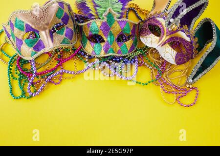 Mardi Gras oder Karnevalsmaske mit Perlen auf gelbem Hintergrund. Venezianische Maske. Stockfoto