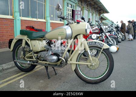 2004 Ace Cafe Rockers Reunion Run, Madeira Drive, Brighton. 1956 Douglas Dragonfly 350cc Stockfoto