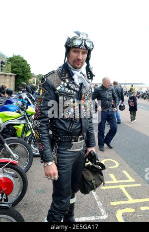 2004 Ace Cafe Rockers Reunion Run, Madeira Drive, Brighton. Rocker in schwarzer Lederjacke mit Nieten, Abzeichen, Pudding Waschbeckenhelm und Brille. Stockfoto