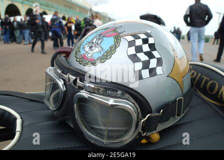 2004 Ace Cafe Rockers Reunion Run, Madeira Drive, Brighton. Klassischer Pudding Basin Crash Helm und Brille. Stockfoto