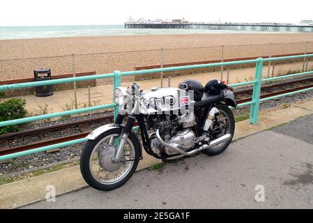 2004 Ace Cafe Rockers Reunion Run, Madeira Drive, Brighton. Triton Motorrad geparkt gegen Geländer in der Nähe Brighton Palace Pier. Stockfoto