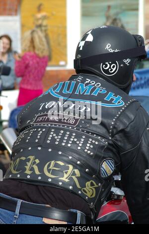 2004 Ace Cafe Rockers Reunion Run, Madeira Drive, Brighton. Triumph Rider, Lederjacke mit Abzeichen und Nieten. Stockfoto