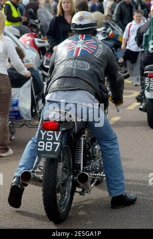 2004 Ace Cafe Rockers Reunion Run, Madeira Drive, Brighton. Triton Motorrad und Fahrer. Stockfoto