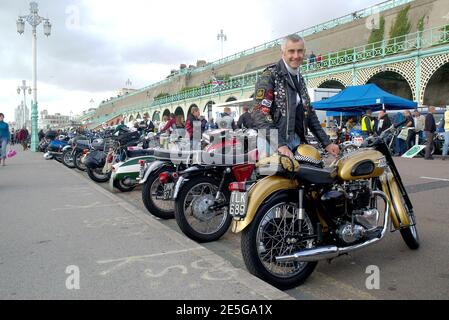 2004 Ace Cafe Rockers Reunion Run, Madeira Drive, Brighton. Kevin Wild mit seinem 1957 Triumph 650cc Thunderbird Stockfoto