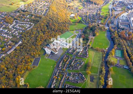 Luftaufnahme in der Stadt Shipley in Bradford West Yorkshire zeigt den Leeds & Liverpool Kanal aufgenommen Die Herbstzeit mit braunen Blättern auf Stockfoto