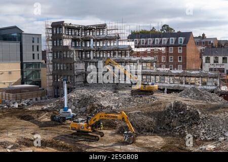 Demolition site High view (Schutt, schwere Maschinen, Bagger arbeiten & Abriss leere Bürogebäude Shell) - Hudson House, York, England, UK. Stockfoto