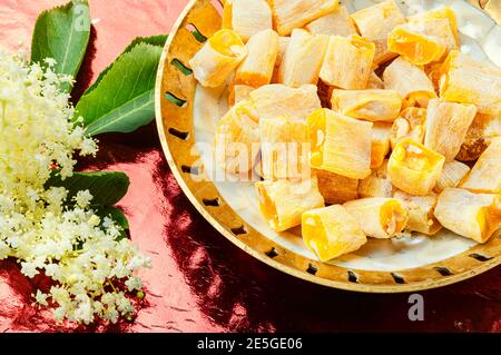 Traditionelle orientalische Süße, türkisches Delight Lokum mit Holunderbeergeschmack. Stockfoto