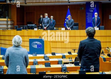 (210128) -- BRUSSLES, 28. Januar 2021 (Xinhua) -- die Menschen zollen einer virtuellen Veranstaltung zum Internationalen Holocaust-Gedenktag in Brüssel, Belgien, am 27. Januar 2021, stille Tribut. Der Internationale Holocaust-Gedenktag ist ein globaler Gedenktag am 27. Januar, der 2005 von den Vereinten Nationen zum Gedenken an den Völkermord im Zweiten Weltkrieg bestimmt wurde 2021 jährt sich zum 76. Mal die Befreiung von Auschwitz, das Ende des Holocaust. (Europäische Union/Handout über Xinhua) Stockfoto