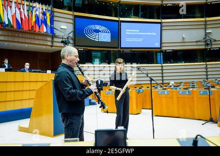 (210128) -- BRUSSLES, 28. Januar 2021 (Xinhua) -- Musiker treten auf einer virtuellen Veranstaltung zum Internationalen Holocaust-Gedenktag in Brüssel, Belgien, am 27. Januar 2021 auf. Der Internationale Holocaust-Gedenktag ist ein globaler Gedenktag am 27. Januar, der 2005 von den Vereinten Nationen zum Gedenken an den Völkermord im Zweiten Weltkrieg bestimmt wurde 2021 jährt sich zum 76. Mal die Befreiung von Auschwitz, das Ende des Holocaust. (Europäische Union/Handout über Xinhua) Stockfoto