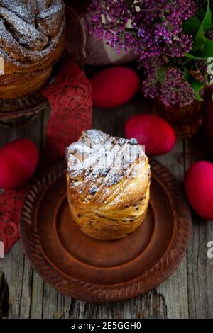 Osterkuchen Kraffin. Kraffine mit Rosinen, kandierten Früchten und Mohn, mit Puderzucker bestreut. Nahaufnahme von hausgemachtem Kuchen. Cruffin. Stockfoto