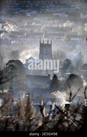 Neblige Szene mit St Mary’s Church in Wotton-under-Edge, Gloucestershire, Großbritannien Stockfoto