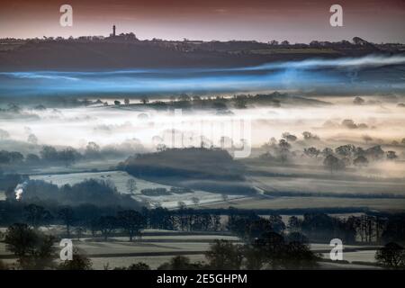 Neblige Ausblicke vom Cotswold Escarpment in der Nähe von Wotton-under-Edge in Gloucestershire Richtung Hawkesbury Monument UK Stockfoto