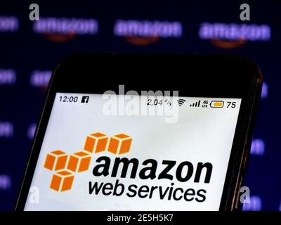 In dieser Abbildung ist ein Amazon Web Services-Logo zu sehen Wird auf dem Smartphone angezeigt Stockfoto