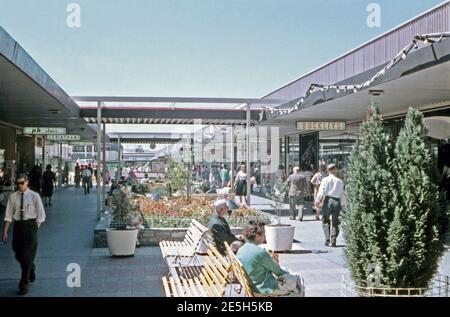 Eine australische Fußgängerzone im Jahr 1961. Chadstone Shopping Centre (‘Chaddy’) ist ein großes regionales Einkaufszentrum im südöstlichen Vorort Malvern East, Melbourne, Victoria, Australien. Chadstone Shopping Centre ist das größte Einkaufszentrum in Australien und behauptet, das größte in der südlichen Hemisphäre zu sein. Das Zentrum wurde 1960 eröffnet und war das erste eigenständige regionale Einkaufszentrum in Melbourne. Es umfasst Ankerläden wie die Kaufhäuser Myer und David Jones. Stockfoto