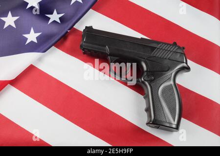 Pistole auf der us-Flagge, Nahaufnahme, Draufsicht. Stockfoto