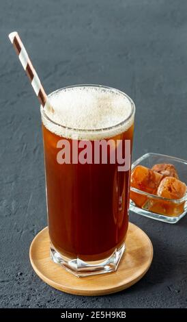 Eiskaffee in hohen Gläsern mit Kaffeeeiswürfeln serviert mit zusätzlichem Eis in einer Glasschüssel. Stockfoto