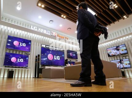 Ein Kunde Uhren-LG Electronics 3D TV-Geräte mit einer 3D Brille in einem Laden in Seoul 23. Januar 2014. LG Electronics Inc schlagen Analysten-Schätzungen durch eine Verdoppelung seiner vierten Quartal Gewinn als schweren Werbetätigkeit in den USA schwarze Freitag shopping-Saison TV-Verkäufe, hob Verrechnung einen kleinen Verlust an seiner Mobilfunksparte. Das operative Ergebnis belief sich auf 238 Milliarden Won ($ 220 Millionen) im Oktober-Dezember, der weltweit zweitgrößte TV-Hersteller nach Samsung Electronics Co Ltd, sagte in einer Erklärung vom 27. Januar 2014. Bild 23. Januar 2014.  REUTERS/Kim Hong-Ji (Südkorea - Tags: BUSINESS POTENTIEL