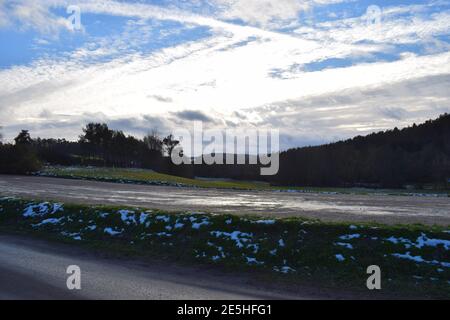Schneebedeckter schlammiger Parkplatz Stockfoto