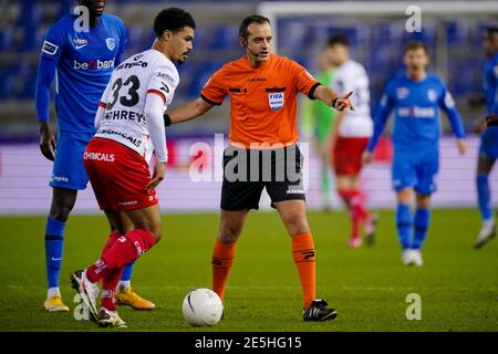 GENK, BELGIEN - JANUAR 27: Cameron Humphreys von Zulte Waregem, Schiedsrichter Alexandre Boucaut während des Pro League-Spiels zwischen KRC Genk und SV Zulte Wa Stockfoto