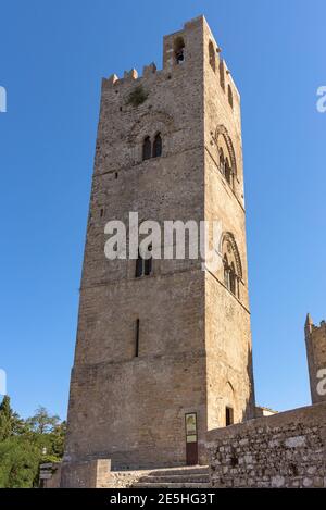 Glockenturm der Mariä-Himmelfahrt-Kathedrale am Madrice-Platz in Erice auf Sizilien, Italien Stockfoto