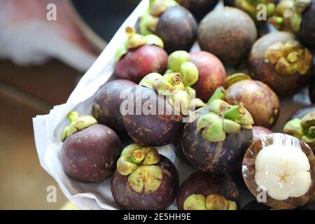 Mehrere Thai Mangostan auf einem frischen Markt Display Stockfoto