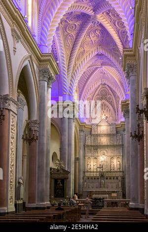 Erice, Sizilien, Italien - 25. August 2017: Bunt beleuchtete Gewölbe der Kathedrale der Himmelfahrt, Hauptkirche in der Stadt Stockfoto