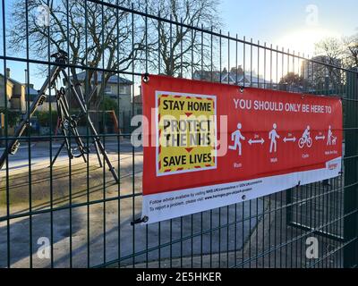 Eine Regierung Covid-19 Lockdown Informationsbanner in einem Park informiert die Öffentlichkeit über Outdoor-Übung Regeln. Stockfoto