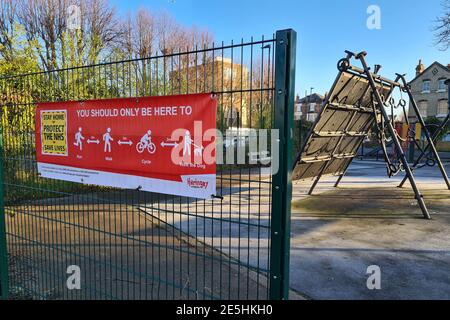 Eine Regierung Covid-19 Lockdown Informationsbanner in einem Park informiert die Öffentlichkeit über Outdoor-Übung Regeln. Stockfoto